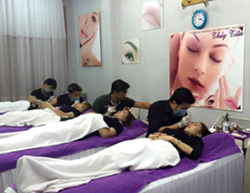 Mặt sưng phù, chai cứng sau khi cấy chỉ căng da làm đẹp - 2 Mặt sưng phù, chai cứng sau khi cấy chỉ căng da làm đẹp - 2