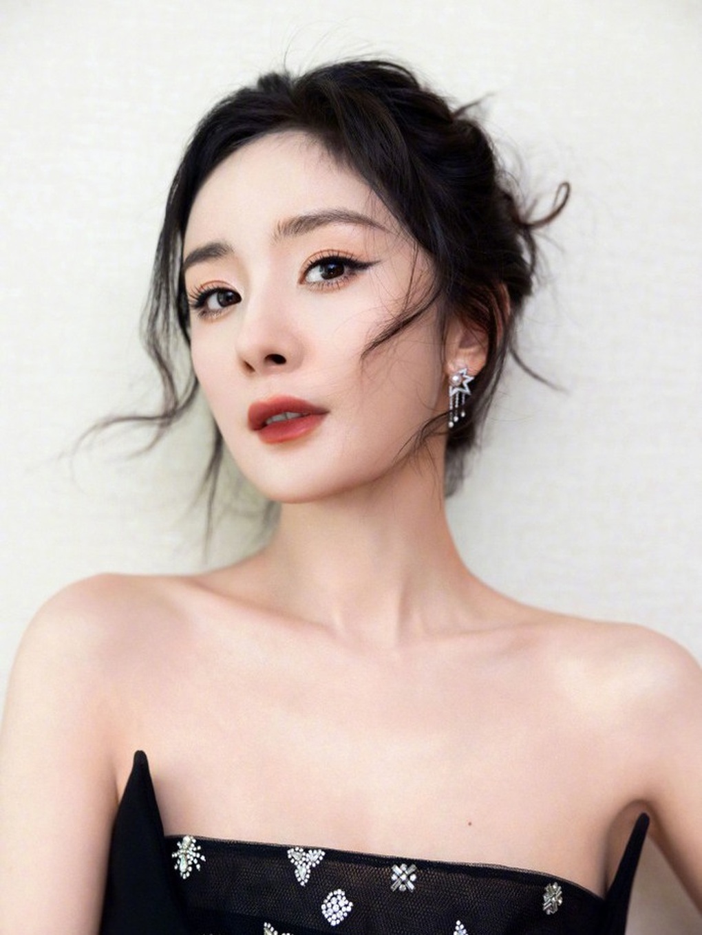 Dương Mịch được, mất gì khi dứt tình với công ty quản lý sau 10 năm gắn bó? - 3 Dương Mịch được, mất gì khi dứt tình với công ty quản lý sau 10 năm gắn bó? - 3