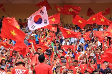 Hàng nghìn cổ động viên 'đốt cháy' không khí SVĐ Hàng Đẫy, cổ vũ Olympic Việt Nam