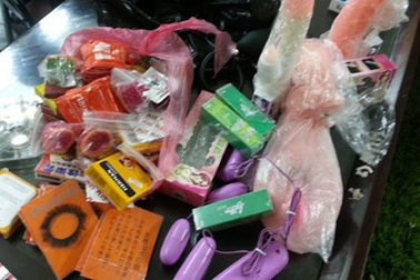 Hà Nội: Dụng cụ kích dục bán rong 