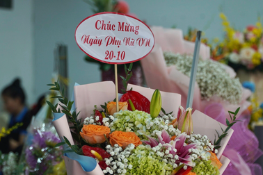 Hoa tươi giá "trên trời" vẫn tấp nập người mua trong ngày 20/10