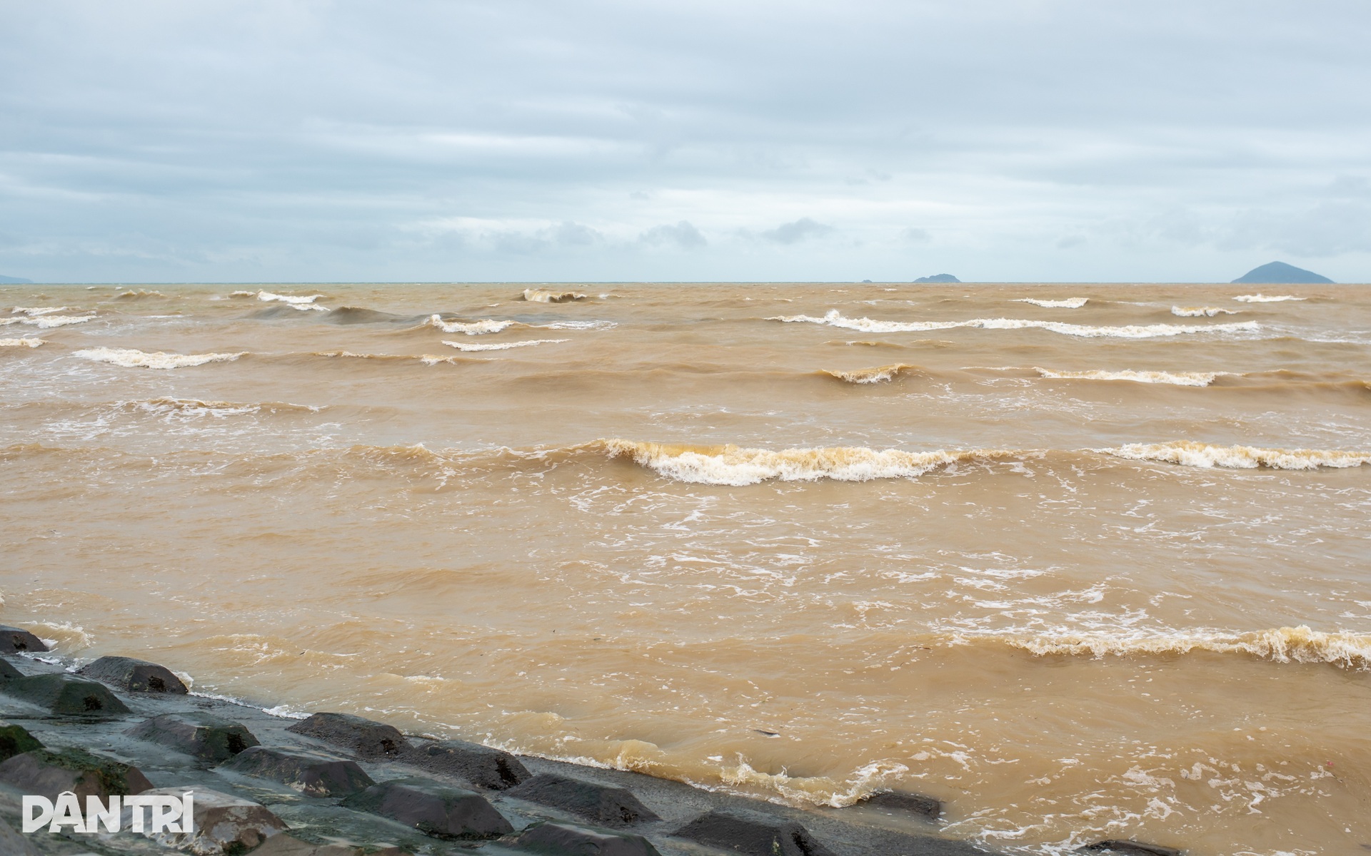 Người dân Cửa Đại chằng chống nhà cửa trước bão Kalmaegi - 12