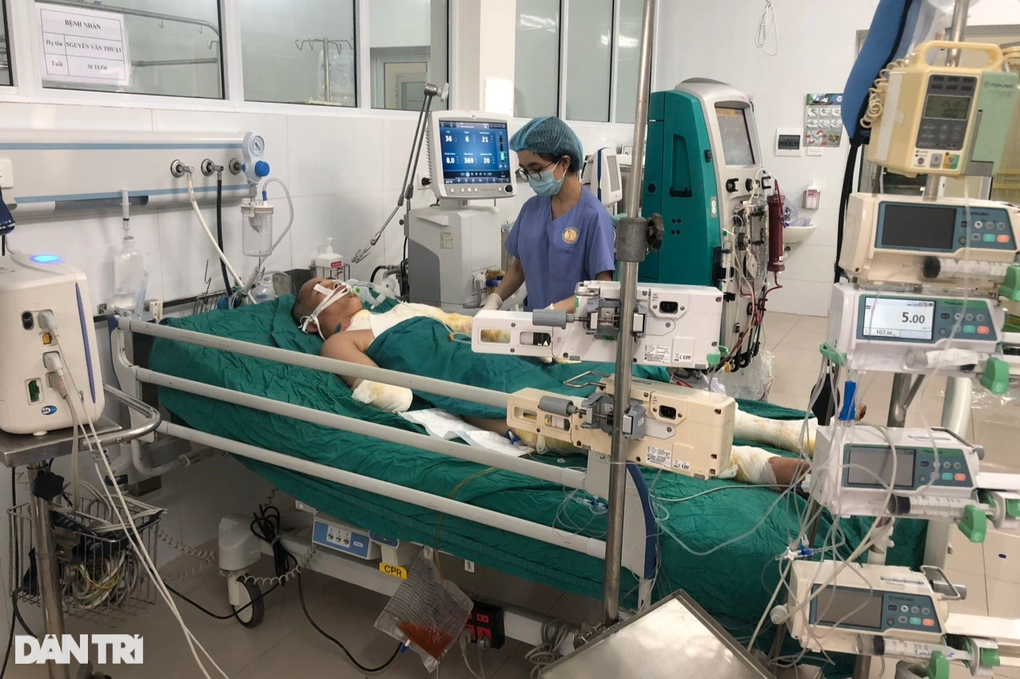 Vợ nghèo khóc trước phòng hồi sức, xin bạn đọc cứu chồng nguy kịch vì bỏng - 1 Vợ nghèo khóc trước phòng hồi sức, xin bạn đọc cứu chồng nguy kịch vì bỏng - 1