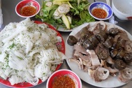 Ngất ngây vơi món bánh hỏi, lòng heo đất Phú Yên