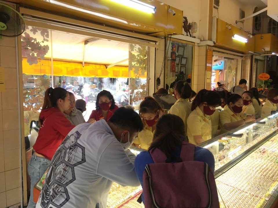 Một tuần giá vàng tăng điên loạn, người người chen chân ăn lãi từng giờ - 6 Một tuần giá vàng tăng điên loạn, người người chen chân ăn lãi từng giờ - 6