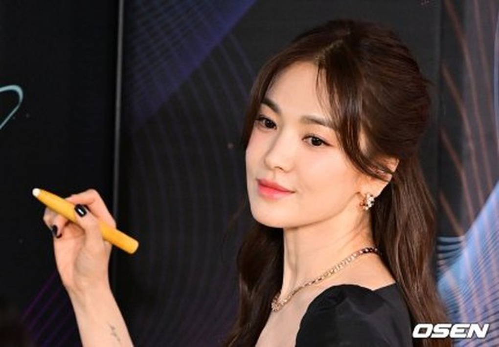 Đẳng cấp thời trang của Song Hye Kyo: Mặc giản dị vẫn đẹp lu mờ đàn em - 6 Đẳng cấp thời trang của Song Hye Kyo: Mặc giản dị vẫn đẹp lu mờ đàn em - 6
