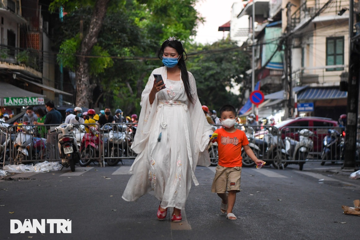 Phố Hàng Mã đông đúc bất ngờ tối Trung thu, công an lập nhiều chốt chặn - 2 Phố Hàng Mã đông đúc bất ngờ tối Trung thu, công an lập nhiều chốt chặn - 2