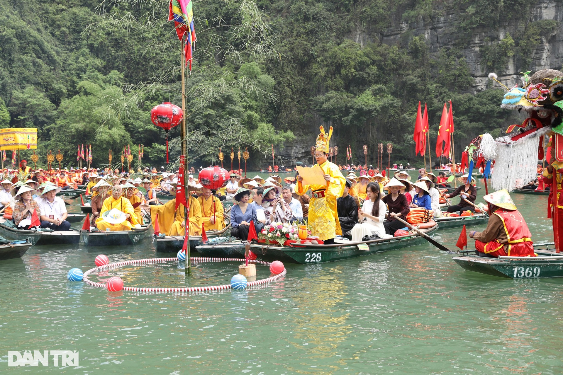 Hàng vạn người đổ về di sản thế giới dự lễ hội Tràng An - 7 Hàng vạn người đổ về di sản thế giới dự lễ hội Tràng An - 7