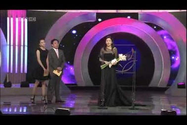 Go Hyun Jung nhận giải Baeksang 2011