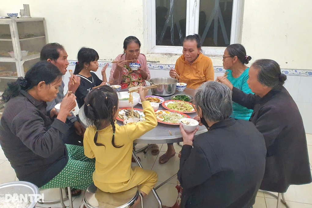 Bữa cơm của những người trú bão Kalmaegi - 1 Bữa cơm của những người trú bão Kalmaegi - 1