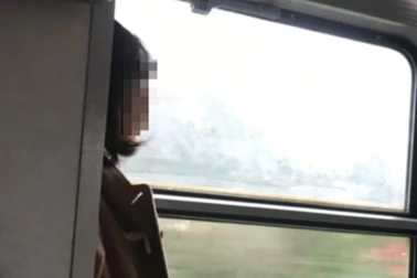 Cử nhân khóc nghẹn: "Nhớ lấy, thất nghiệp, lương thấp đừng về với bố mẹ"