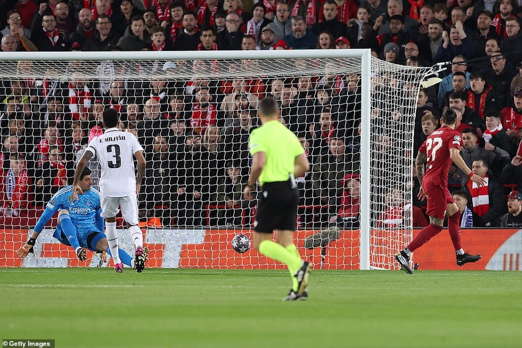 Benzema và Vinicius lập cú đúp, Real Madrid ngược dòng hạ Liverpool - 1 Benzema và Vinicius lập cú đúp, Real Madrid ngược dòng hạ Liverpool - 1
