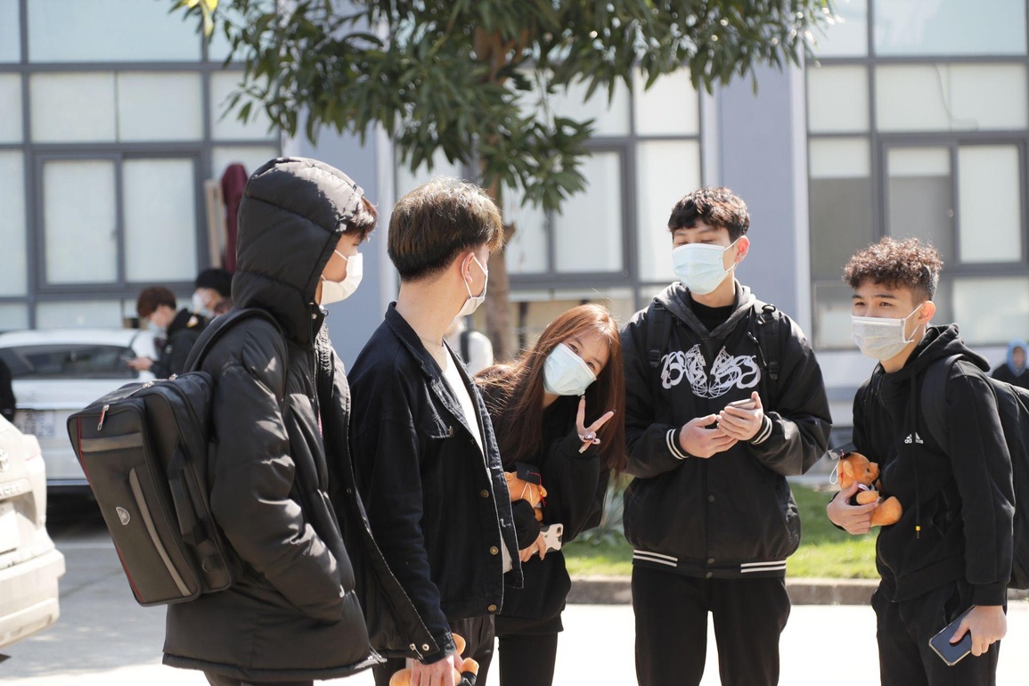 Hiệu trưởng tặng gấu cho sinh viên ngày Valentine - ngày trở lại trường - 3