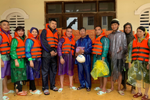 Đấu giá cây lan quý ủng hộ 4.2 tỷ đồng giúp người dân miền Trung