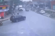 Ô tô rơi vào thế "kẹp chả" giữa hai xe đầu kéo do lỗi sơ đẳng của tài xế