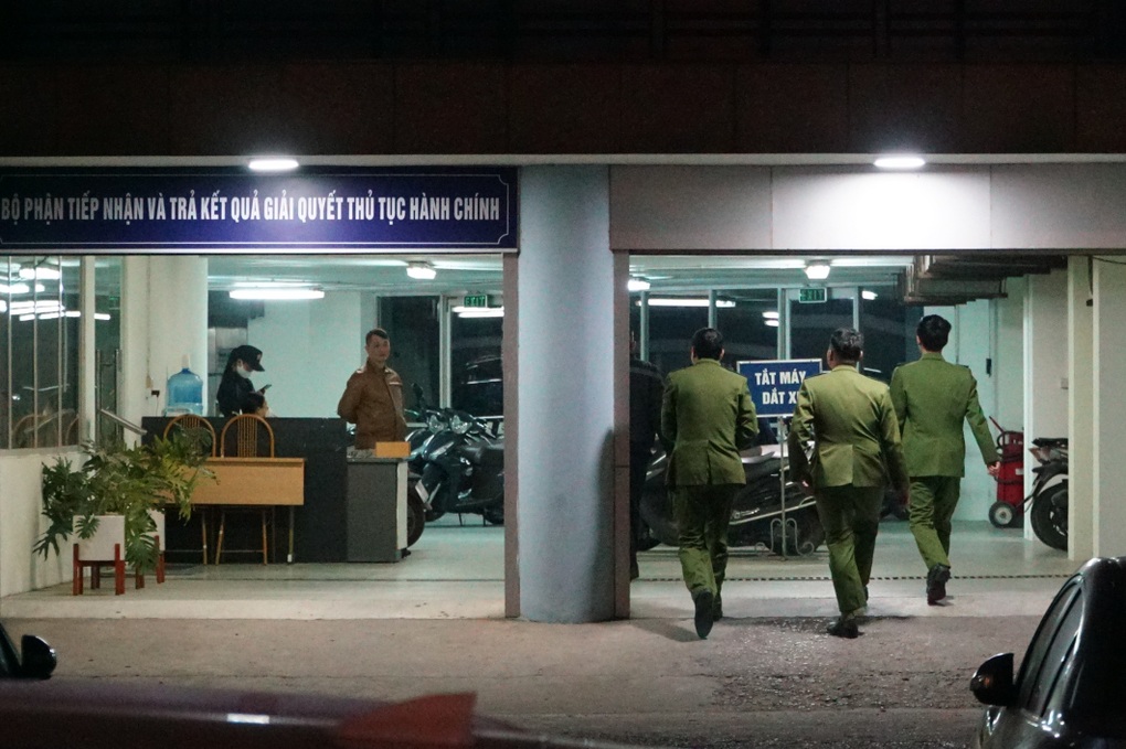 Xuyên đêm khám xét trụ sở Cục Đăng kiểm Việt Nam, xe cứu thương xuất hiện - 3 Xuyên đêm khám xét trụ sở Cục Đăng kiểm Việt Nam, xe cứu thương xuất hiện - 3