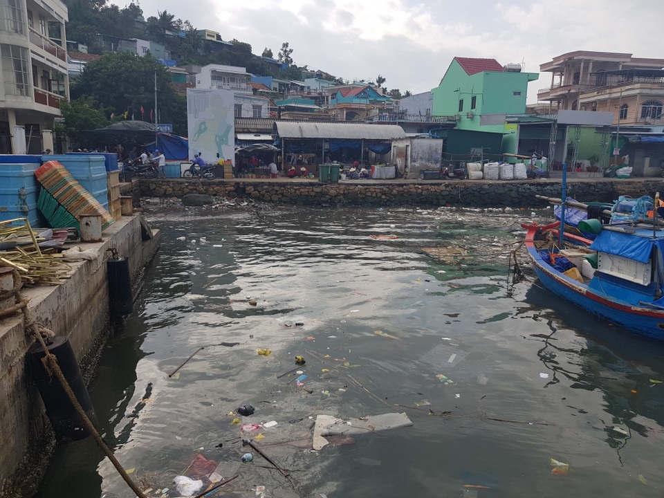 Đảo hơn 3.000 dân ở Nha Trang ngập rác mùa biển động - 5 Đảo hơn 3.000 dân ở Nha Trang ngập rác mùa biển động - 5