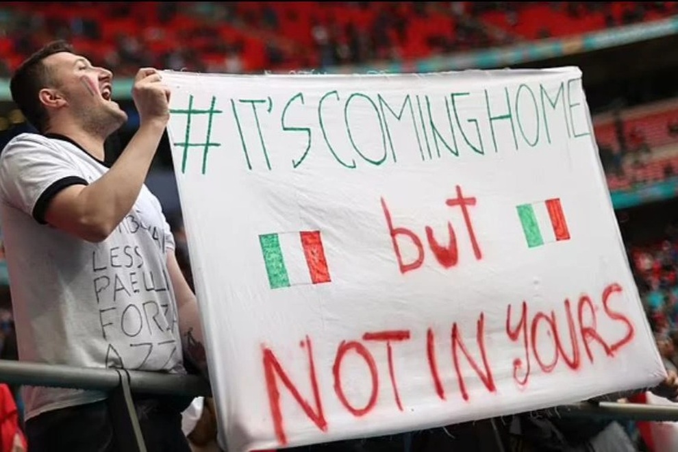 Cổ động viên Italia chế giễu đội tuyển Anh trước thềm chung kết Euro 2020 - 4 Cổ động viên Italia chế giễu đội tuyển Anh trước thềm chung kết Euro 2020 - 4