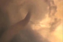 "Vòi rồng" cao hàng chục mét xuất hiện trên biển Cửa Lò