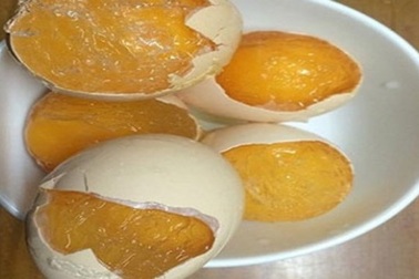 Trứng dẻo, dai như cao su có phải là giả?