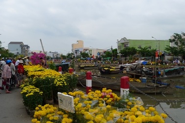 Hoa cúng "lên ngôi", hoa trưng tết giảm giá mạnh