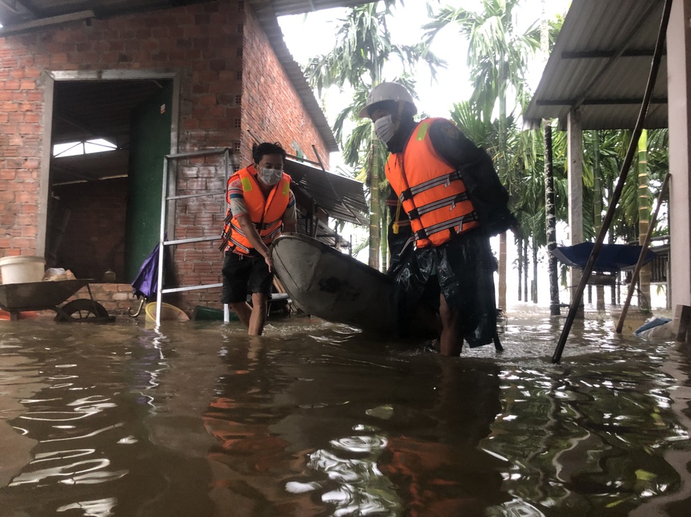 Biển nước bủa vây, người già, trẻ nhỏ hối hả chạy lũ - 14 Biển nước bủa vây, người già, trẻ nhỏ hối hả chạy lũ - 14