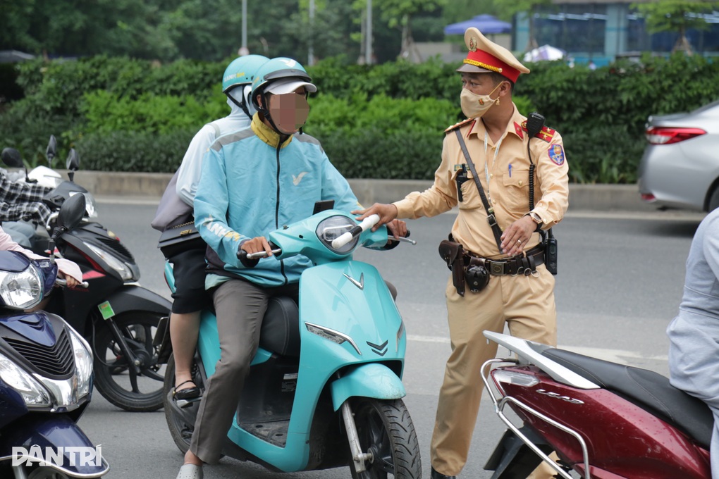 Tài xế xe ôm công nghệ vi phạm giao thông nói bị xử phạt cao muốn bỏ nghề - 2 Tài xế xe ôm công nghệ vi phạm giao thông nói bị xử phạt cao muốn bỏ nghề - 2
