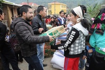 Hân hoan mang Tết ấm cho bà con dân tộc vùng núi Hòa Bình 