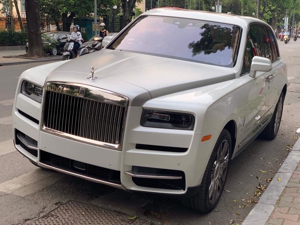 Giá 2 triệu đô, đại gia Việt đua nhau sắm Rolls-Royce Cullinan - 1 Giá 2 triệu đô, đại gia Việt đua nhau sắm Rolls-Royce Cullinan - 1
