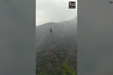 Cáp treo gặp sự cố, du khách phải đu dây thừng xuống dưới tự cứu lấy mình