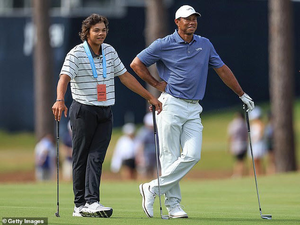 Con trai Tiger Woods bắt đầu con đường thi đấu golf chuyên nghiệp