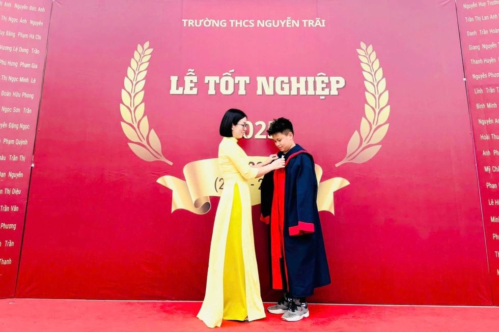 Lời nói gan ruột của người mẹ: "Tình yêu không đến từ những bảng điểm đẹp!"