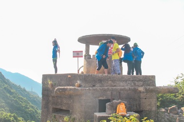 Bất chấp biển báo cấm, du khách vẫn leo trèo ở di tích Hải Vân Quan