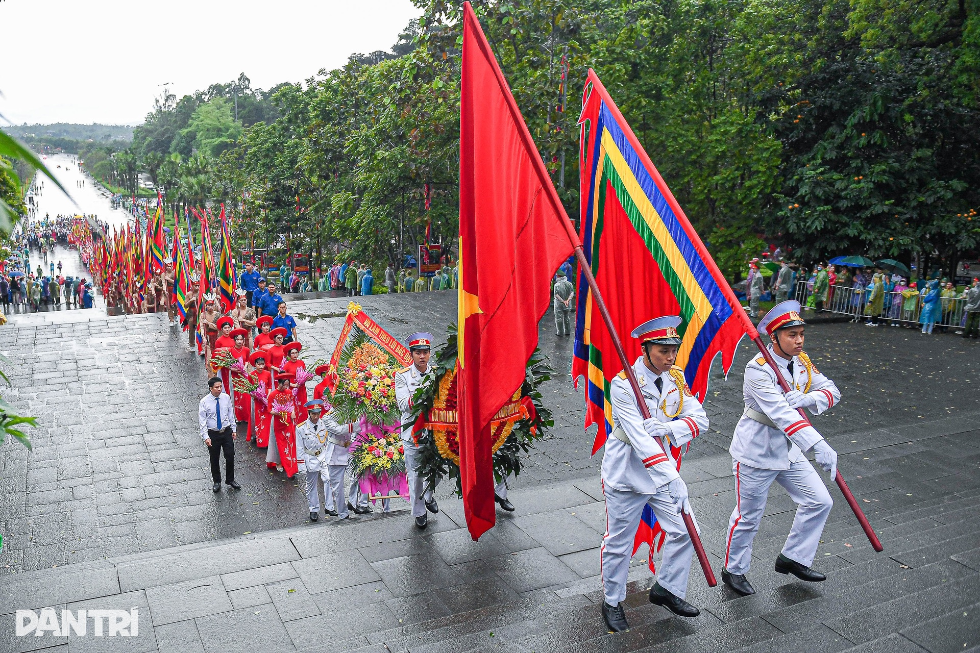 Chủ tịch nước Võ Văn Thưởng dâng hương tưởng nhớ các Vua Hùng - 1 Chủ tịch nước Võ Văn Thưởng dâng hương tưởng nhớ các Vua Hùng - 1