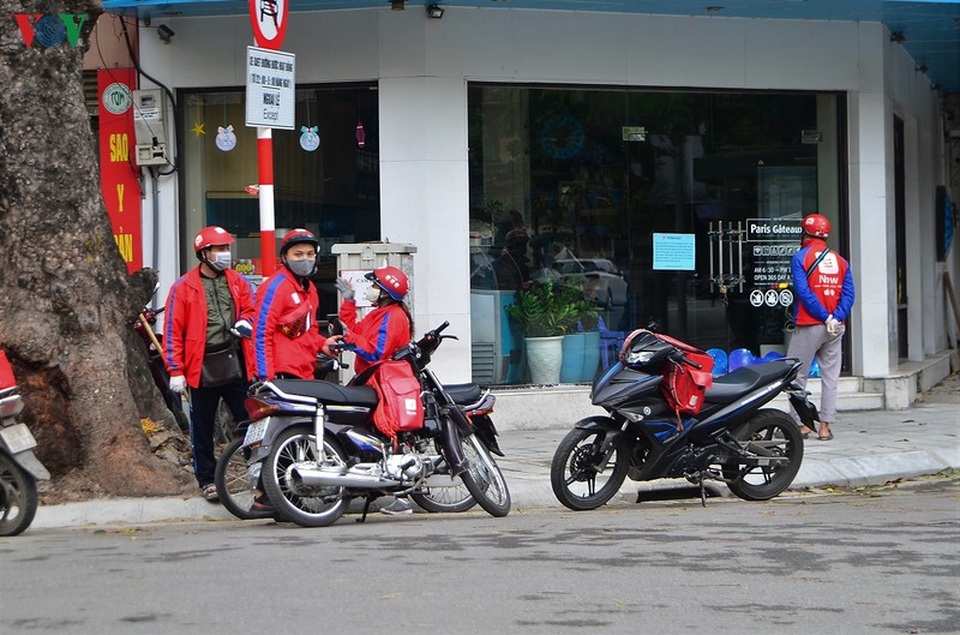 Giờ ăn trưa, shipper chen chúc lấy hàng, giao hàng mùa dịch Covid-19 - 3 Giờ ăn trưa, shipper chen chúc lấy hàng, giao hàng mùa dịch Covid-19 - 3