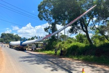 Va vào cánh quạt điện gió "siêu khủng", xe tải gây tai nạn liên hoàn