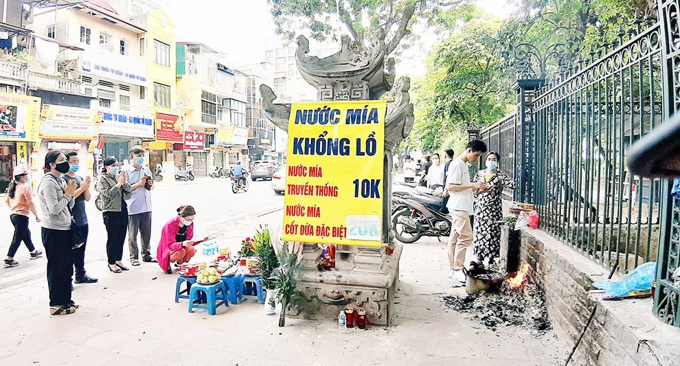 Thí sinh thi tốt nghiệp đặt lễ ngoài đường, vái vọng cầu may trước Văn Miếu - 10 Thí sinh thi tốt nghiệp đặt lễ ngoài đường, vái vọng cầu may trước Văn Miếu - 10