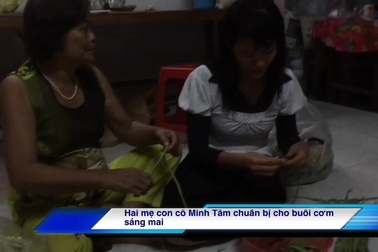 Cô giáo một chân cùng học sinh nấu 700 suất cơm phục vụ sĩ tử