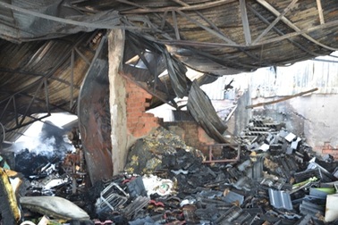 Xưởng gỗ rộng hơn 1.000 m2 bùng cháy suốt 5 giờ