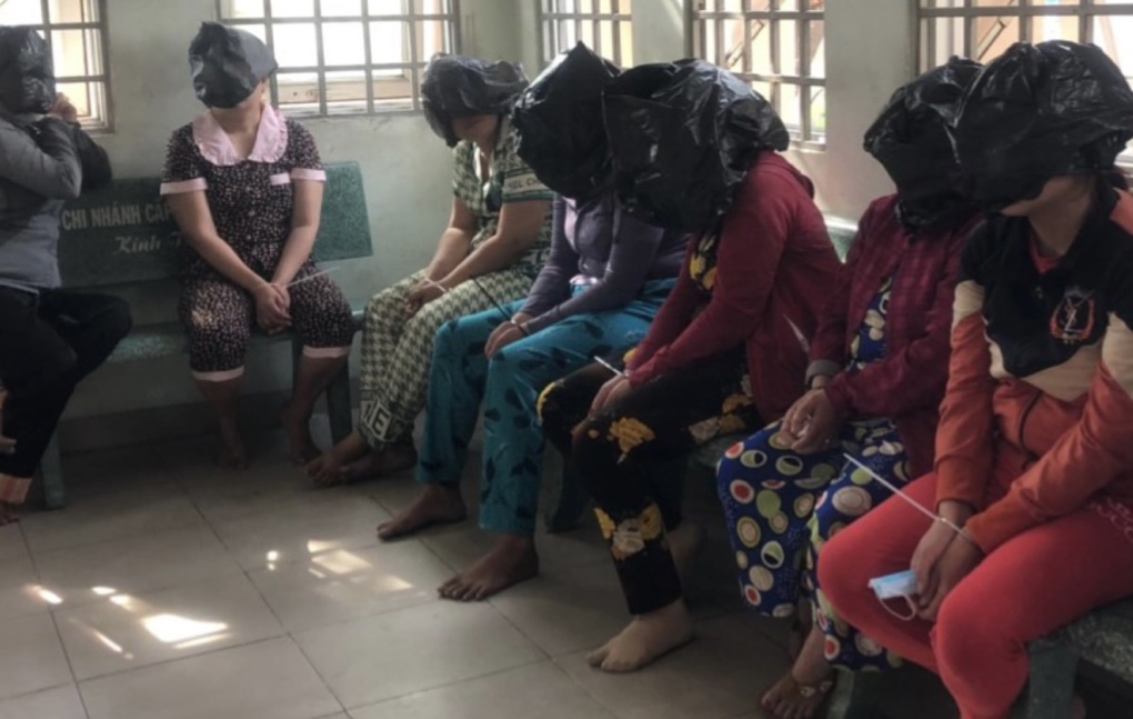 Bắt giữ nhiều quý bà sát phạt cờ bạc trong nhà kho bỏ hoang - 1 Bắt giữ nhiều quý bà sát phạt cờ bạc trong nhà kho bỏ hoang - 1