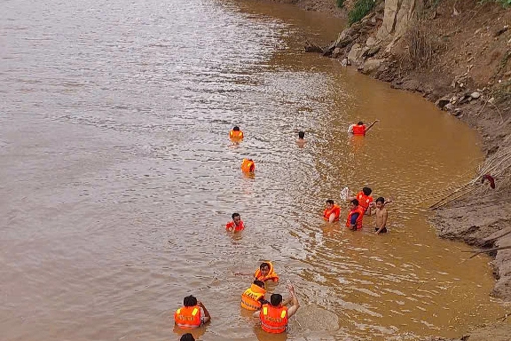 Chị nhảy xuống sông cứu em trai, cả hai cùng tử nạn - 1 Chị nhảy xuống sông cứu em trai, cả hai cùng tử nạn - 1