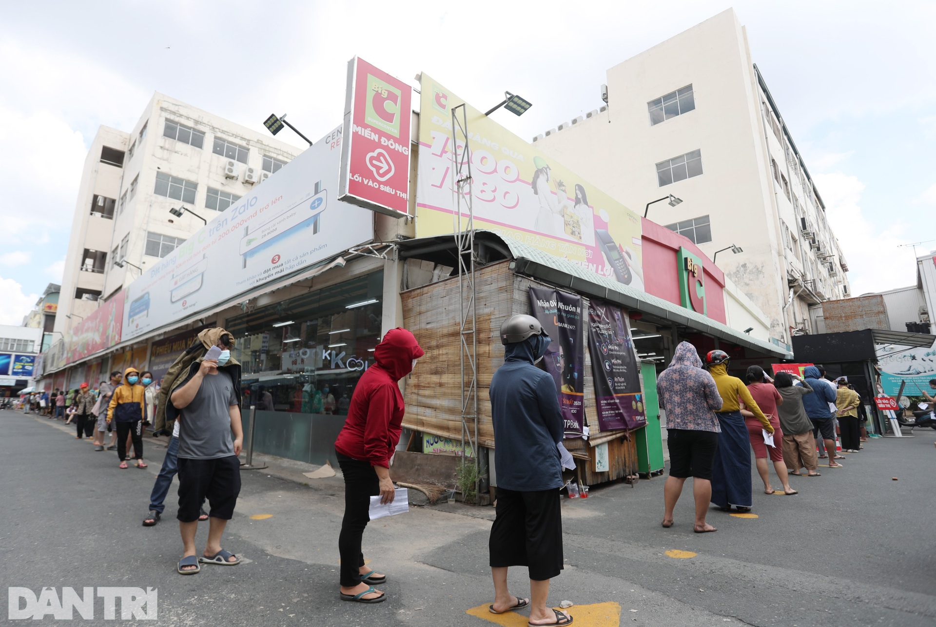 Người dân Sài Gòn lót dép, đội nắng nhiều giờ liền để giữ chỗ vào siêu thị - 13 Người dân Sài Gòn lót dép, đội nắng nhiều giờ liền để giữ chỗ vào siêu thị - 13