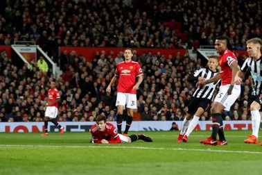 “Bom xịt” Lindelof lại mắc sai lầm, báo hại MU