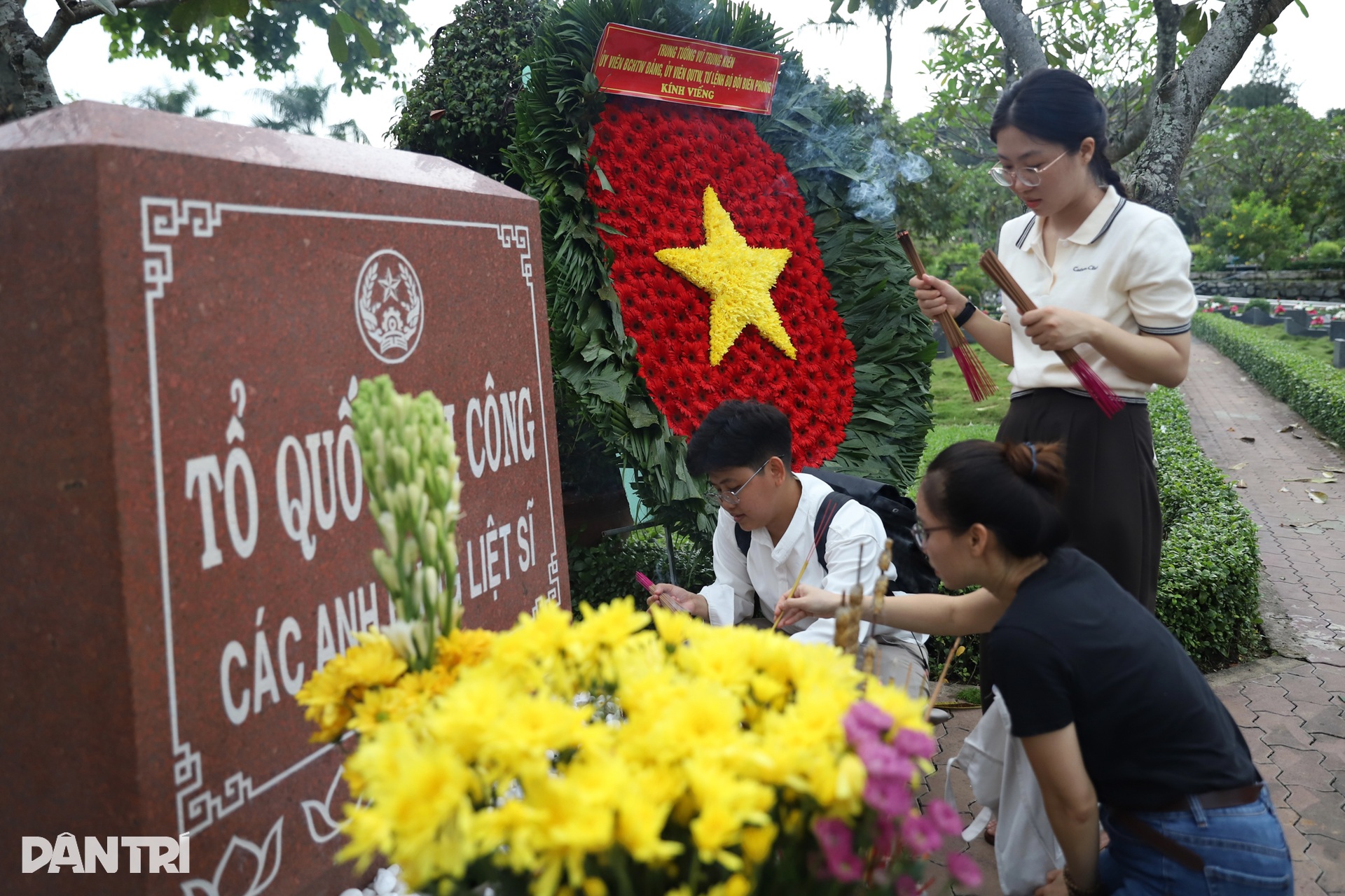 Người dân mang hoa, thắp hương bên mộ 731 liệt sĩ ở TPHCM - 11