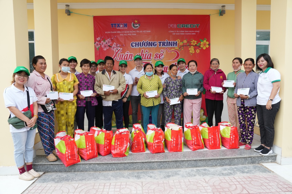 FE CREDIT lan tỏa yêu thương, sẻ chia Tết ấm với hoàn cảnh khó khăn - 3 FE CREDIT lan tỏa yêu thương, sẻ chia Tết ấm với hoàn cảnh khó khăn - 3