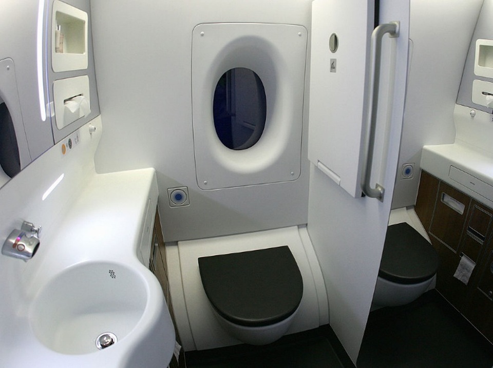 Máy bay hạ cánh khẩn cấp vì có hành khách tử vong trong WC - 2 Máy bay hạ cánh khẩn cấp vì có hành khách tử vong trong WC - 2