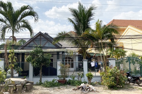 Thông tin bất ngờ vụ lãnh đạo huyện đi xe hơi, nhận nhà nghĩa tình “khủng”!