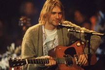 Áo len của danh ca quá cố có giá gần 8 tỷ đồng