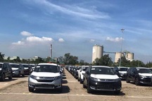 Bạt ngàn ô tô xếp hàng chờ thông quan trước Tết