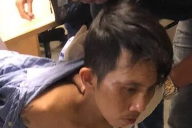 Người đàn ông phi xe máy vào sân bay Tân Sơn Nhất, rút súng đe dọa